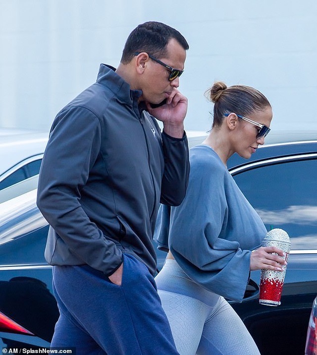 Jennifer Lopez khỏe khoắn ra phố với bạn trai kém tuổi - 3 Jennifer Lopez khỏe khoắn ra phố với bạn trai kém tuổi - 3