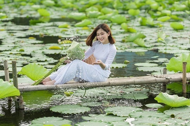 Thiếu nữ quê quan họ Bắc Ninh tinh khôi bên hoa sen - 3 Thiếu nữ quê quan họ Bắc Ninh tinh khôi bên hoa sen - 3