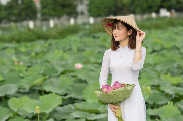 Thiếu nữ quê quan họ Bắc Ninh tinh khôi bên hoa sen - 5 Thiếu nữ quê quan họ Bắc Ninh tinh khôi bên hoa sen - 5