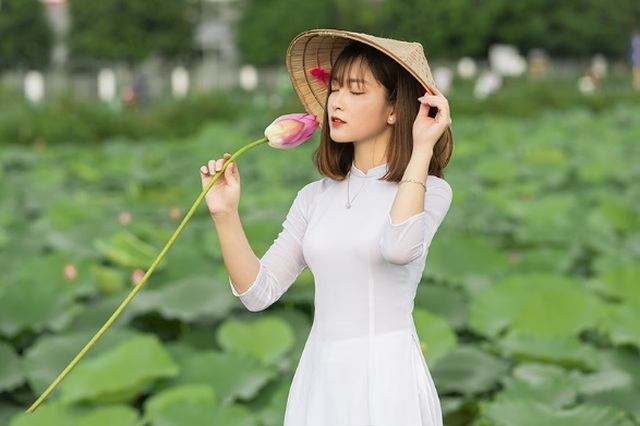 Thiếu nữ quê quan họ Bắc Ninh tinh khôi bên hoa sen - 8 Thiếu nữ quê quan họ Bắc Ninh tinh khôi bên hoa sen - 8
