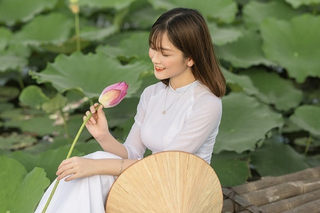Thiếu nữ quê quan họ Bắc Ninh tinh khôi bên hoa sen - 6 Thiếu nữ quê quan họ Bắc Ninh tinh khôi bên hoa sen - 6
