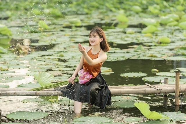 Thiếu nữ quê quan họ Bắc Ninh tinh khôi bên hoa sen - 9 Thiếu nữ quê quan họ Bắc Ninh tinh khôi bên hoa sen - 9