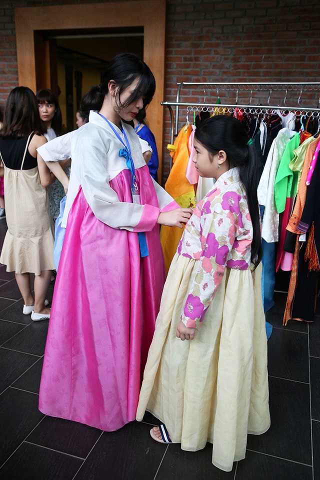 Trẻ nhỏ Hà Nội trải nghiệm tết thiếu nhi phong cách Hàn Quốc - 3