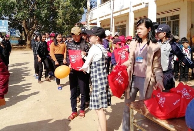 Mang bệnh ung thư, cô giáo 9X vẫn kết nối nhịp cầu yêu thương - 3 Mang bệnh ung thư, cô giáo 9X vẫn kết nối nhịp cầu yêu thương - 3