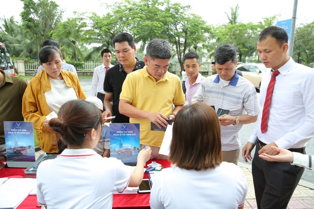 Khách hàng chen nhau lái thử xe VinFast Fadil - 1