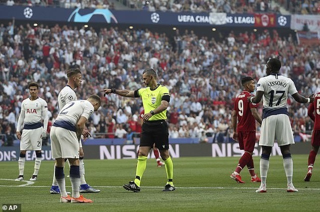 Trọng tài đúng hay sai khi thổi penalty cho Liverpool? - 4 Trọng tài đúng hay sai khi thổi penalty cho Liverpool? - 4