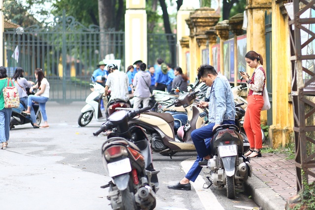 Hà Nội: Ngày Chủ nhật nín thở của phụ huynh có con thi vào lớp 10 - 10 Hà Nội: Ngày Chủ nhật nín thở của phụ huynh có con thi vào lớp 10 - 10