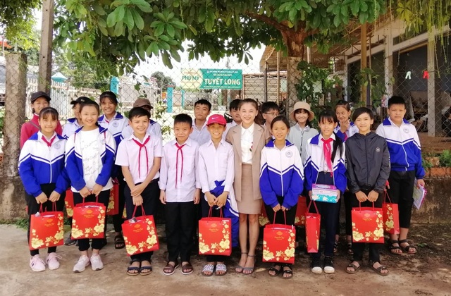 Mang bệnh ung thư, cô giáo 9X vẫn kết nối nhịp cầu yêu thương - 1 Mang bệnh ung thư, cô giáo 9X vẫn kết nối nhịp cầu yêu thương - 1