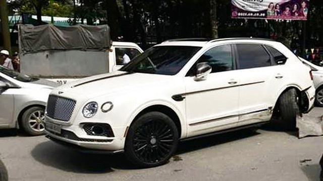 SUV siêu sang Bentley Bentayga đầu tiên bị tai nạn tại Việt Nam - 2