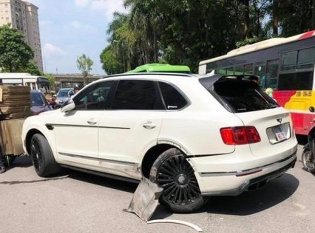 SUV siêu sang Bentley Bentayga đầu tiên bị tai nạn tại Việt Nam - 3