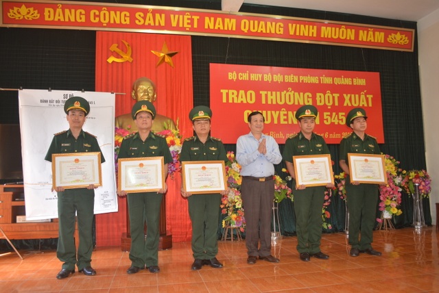 Thưởng nóng ban chuyên án phá đường dây ma túy lớn từ Lào về Việt Nam - 2 Thưởng nóng ban chuyên án phá đường dây ma túy lớn từ Lào về Việt Nam - 2
