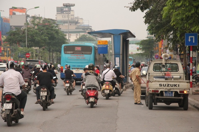 Những trạm dừng xe buýt “bất khuất” trên đường phố Hà Nội - 3