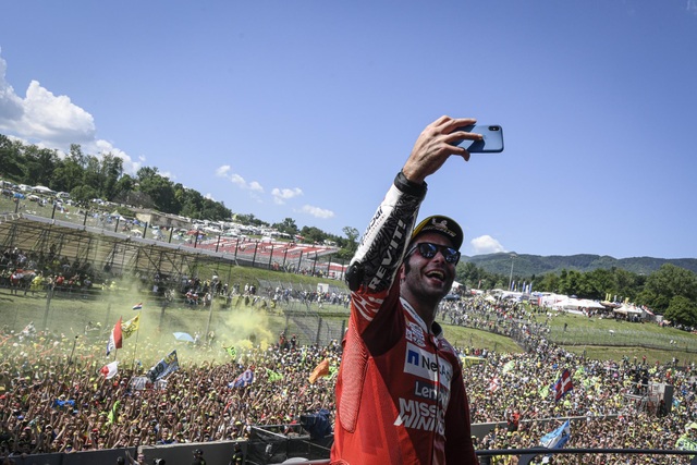 Chặng 6 MotoGP 2019: Petrucci thắng ấn tượng tại Mugello - 9