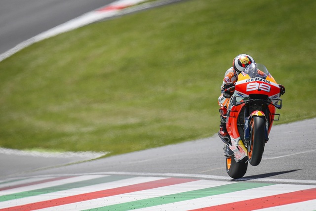 Chặng 6 MotoGP 2019: Petrucci thắng ấn tượng tại Mugello - 16