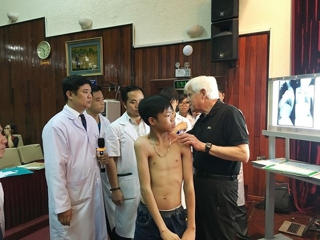 Giáo sư người Mỹ chia sẻ kinh nghiệm quý giá về phẫu thuật cột sống trẻ em - 2 Giáo sư người Mỹ chia sẻ kinh nghiệm quý giá về phẫu thuật cột sống trẻ em - 2