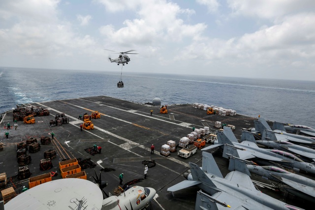 B-52, tàu sân bay Mỹ tập trận mô phỏng tấn công sát Iran - 8 B-52, tàu sân bay Mỹ tập trận mô phỏng tấn công sát Iran - 8