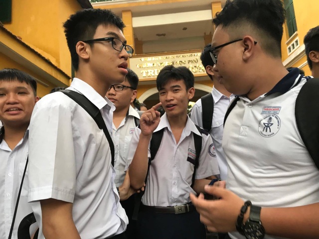 Tuyển sinh lớp 10 TPHCM: Đề Toán chuyên - 2 Tuyển sinh lớp 10 TPHCM: Đề Toán chuyên - 2