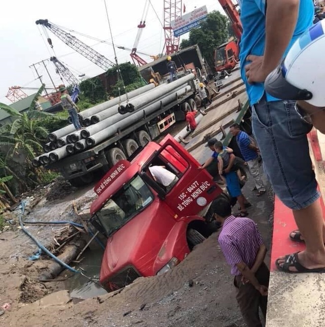 Xe container sập “hố tử thần” ở Hà Nội, làm vỡ đường ống nước sạch - 1
