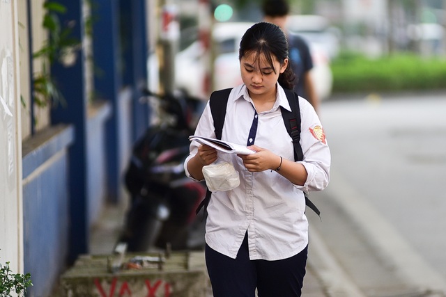 Thí sinh Hà Nội đi thi lớp 10 bằng “xế hộp” đắt tiền - 14 Thí sinh Hà Nội đi thi lớp 10 bằng “xế hộp” đắt tiền - 14