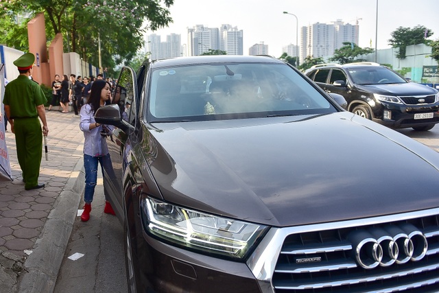 Thí sinh Hà Nội đi thi lớp 10 bằng “xế hộp” đắt tiền - 2 Thí sinh Hà Nội đi thi lớp 10 bằng “xế hộp” đắt tiền - 2
