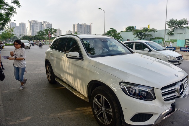 Thí sinh Hà Nội đi thi lớp 10 bằng “xế hộp” đắt tiền - 7 Thí sinh Hà Nội đi thi lớp 10 bằng “xế hộp” đắt tiền - 7
