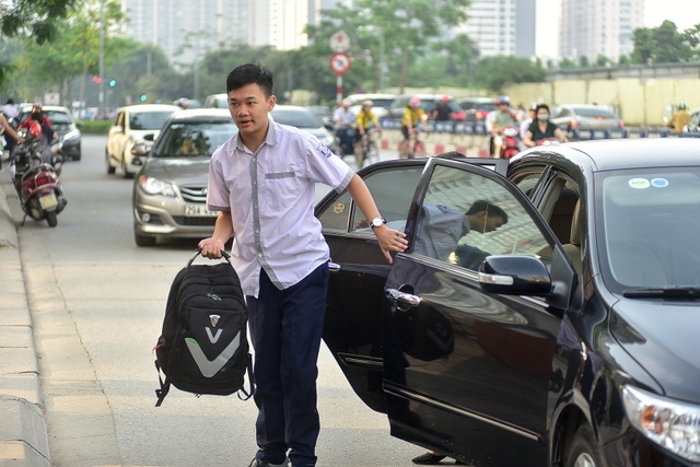 Thí sinh Hà Nội đi thi lớp 10 bằng “xế hộp” đắt tiền - 11 Thí sinh Hà Nội đi thi lớp 10 bằng “xế hộp” đắt tiền - 11