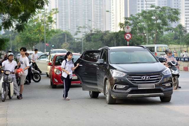 Thí sinh Hà Nội đi thi lớp 10 bằng “xế hộp” đắt tiền - 1 Thí sinh Hà Nội đi thi lớp 10 bằng “xế hộp” đắt tiền - 1