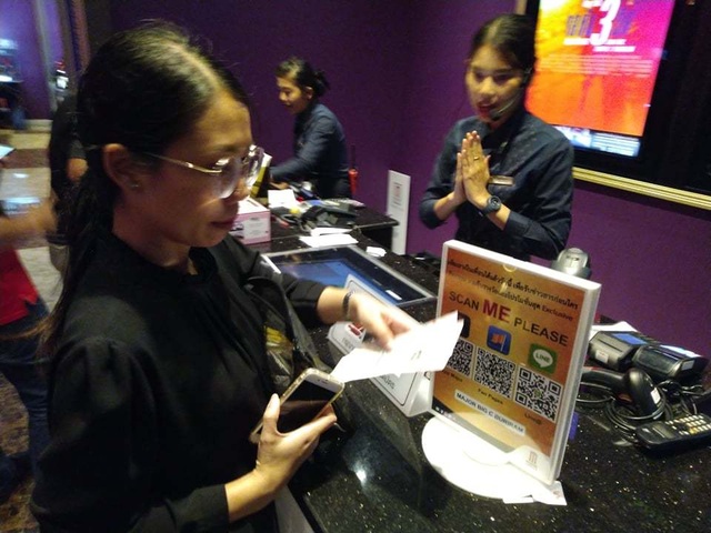 Người dân Thái Lan trật tự xếp hàng mua vé xem King’s Cup - 5 Người dân Thái Lan trật tự xếp hàng mua vé xem King’s Cup - 5