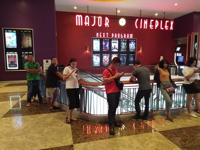 Người dân Thái Lan trật tự xếp hàng mua vé xem King’s Cup - 2 Người dân Thái Lan trật tự xếp hàng mua vé xem King’s Cup - 2