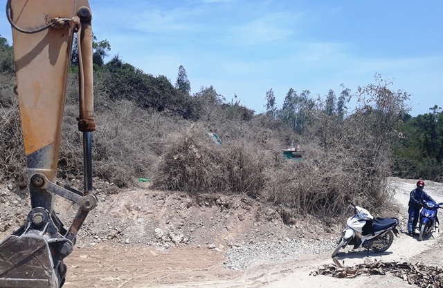 Vụ doanh nghiệp “xẻ thịt” núi Mò O: Dân yêu cầu công khai kết quả xử lý! - 2 Vụ doanh nghiệp “xẻ thịt” núi Mò O: Dân yêu cầu công khai kết quả xử lý! - 2