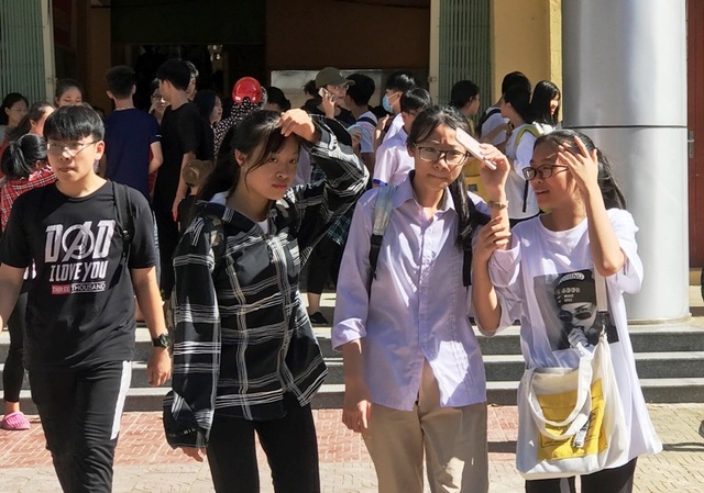 Thanh Hóa: Gần 36 nghìn thí sinh “đội nắng” làm thủ tục dự thi vào lớp 10 THPT - 1 Thanh Hóa: Gần 36 nghìn thí sinh “đội nắng” làm thủ tục dự thi vào lớp 10 THPT - 1