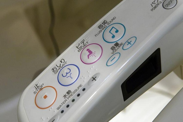 Toilet thông minh ở Nhật có gì đặc biệt khiến du khách chỉ muốn “ngồi mãi”? - 2 Toilet thông minh ở Nhật có gì đặc biệt khiến du khách chỉ muốn “ngồi mãi”? - 2