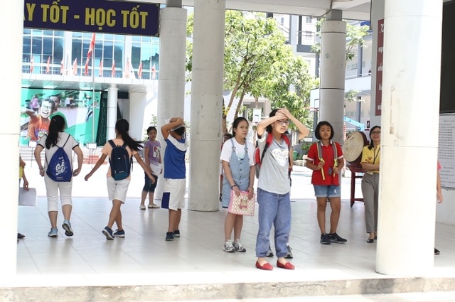 Thi đánh giá năng lực vào lớp 6 tại Hà Nội:Thí sinh mệt mỏi vì nắng nóng - 1 Thi đánh giá năng lực vào lớp 6 tại Hà Nội:Thí sinh mệt mỏi vì nắng nóng - 1