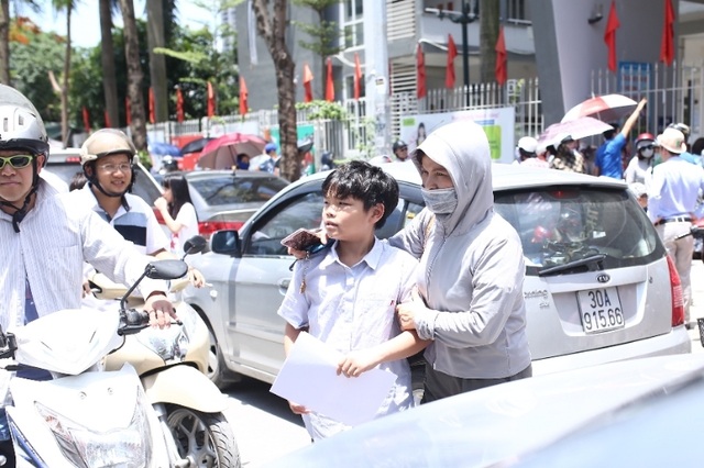 Thi đánh giá năng lực vào lớp 6 tại Hà Nội:Thí sinh mệt mỏi vì nắng nóng - 10 Thi đánh giá năng lực vào lớp 6 tại Hà Nội:Thí sinh mệt mỏi vì nắng nóng - 10
