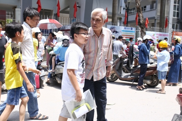 Thi đánh giá năng lực vào lớp 6 tại Hà Nội:Thí sinh mệt mỏi vì nắng nóng - 12 Thi đánh giá năng lực vào lớp 6 tại Hà Nội:Thí sinh mệt mỏi vì nắng nóng - 12