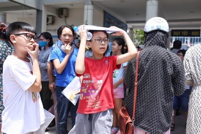 Thi đánh giá năng lực vào lớp 6 tại Hà Nội:Thí sinh mệt mỏi vì nắng nóng - 11 Thi đánh giá năng lực vào lớp 6 tại Hà Nội:Thí sinh mệt mỏi vì nắng nóng - 11
