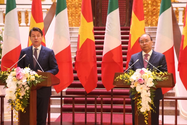 Thủ tướng Nguyễn Xuân Phúc chủ trì lễ đón chính thức người đồng cấp Italia - 11 Thủ tướng Nguyễn Xuân Phúc chủ trì lễ đón chính thức người đồng cấp Italia - 11