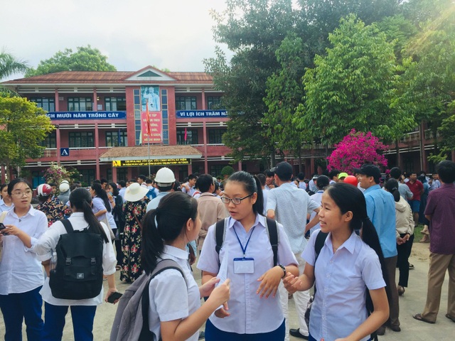 Tuyển sinh lớp 10 chuyên Quảng Trị: Đề Hóa học tương đối dễ, đề Vật lý đa dạng - 1 Tuyển sinh lớp 10 chuyên Quảng Trị: Đề Hóa học tương đối dễ, đề Vật lý đa dạng - 1