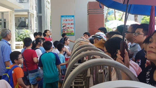 Thi đánh giá năng lực vào lớp 6 tại Hà Nội:Thí sinh mệt mỏi vì nắng nóng - 5 Thi đánh giá năng lực vào lớp 6 tại Hà Nội:Thí sinh mệt mỏi vì nắng nóng - 5