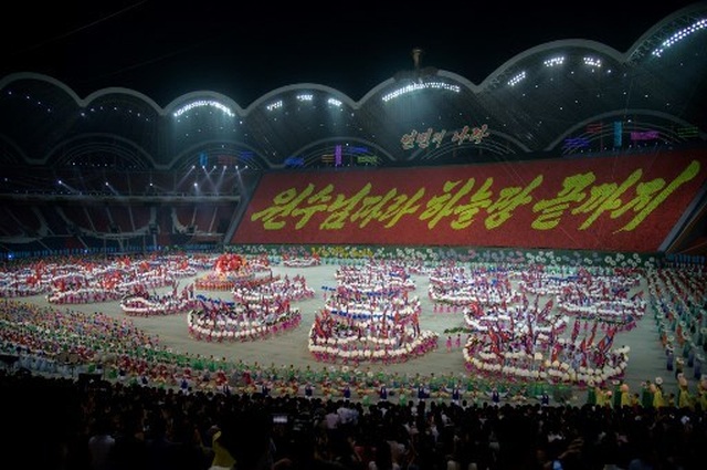 Triều Tiên dừng màn đồng diễn “biển người” vì ông Kim Jong-un nổi giận - 1 Triều Tiên dừng màn đồng diễn “biển người” vì ông Kim Jong-un nổi giận - 1