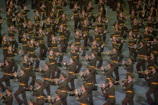 Triều Tiên dừng màn đồng diễn “biển người” vì ông Kim Jong-un nổi giận - 3 Triều Tiên dừng màn đồng diễn “biển người” vì ông Kim Jong-un nổi giận - 3