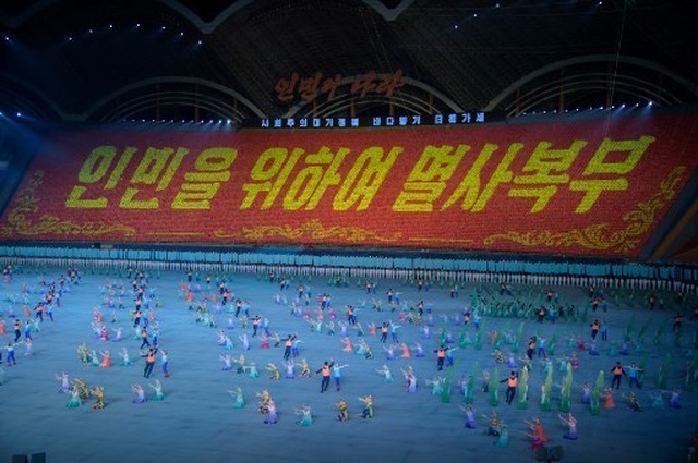 Triều Tiên dừng màn đồng diễn “biển người” vì ông Kim Jong-un nổi giận - 4 Triều Tiên dừng màn đồng diễn “biển người” vì ông Kim Jong-un nổi giận - 4