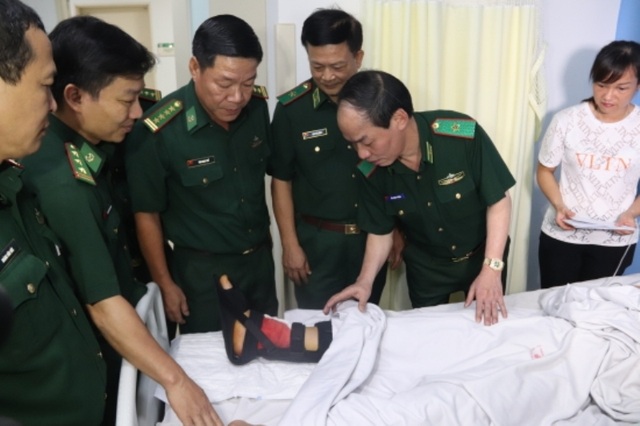 Thăng quân hàm cho 2 cán bộ biên phòng bị thương khi truy bắt tội phạm - 3 Thăng quân hàm cho 2 cán bộ biên phòng bị thương khi truy bắt tội phạm - 3