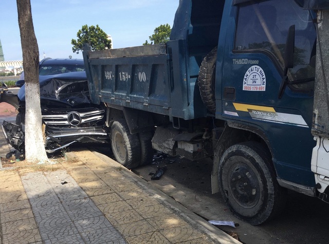 Mercedes chạy thử gây tai nạn liên hoàn - 2 Mercedes chạy thử gây tai nạn liên hoàn - 2
