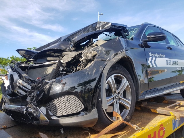 Mercedes chạy thử gây tai nạn liên hoàn - 1 Mercedes chạy thử gây tai nạn liên hoàn - 1