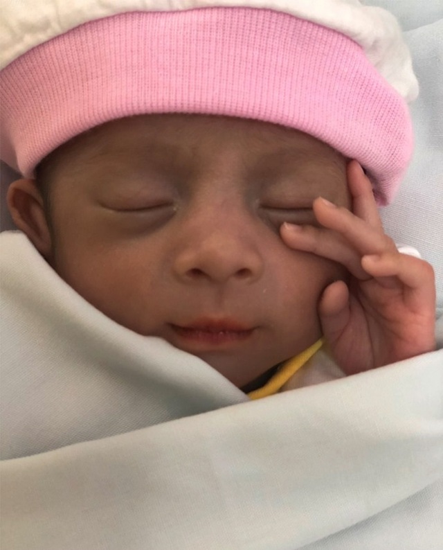Bé gái sinh non bị mẹ bỏ rơi ở bệnh viện - 1 Bé gái sinh non bị mẹ bỏ rơi ở bệnh viện - 1
