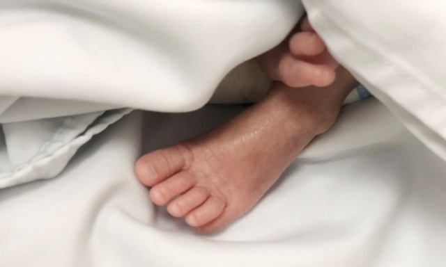 Bé gái sinh non bị mẹ bỏ rơi ở bệnh viện - 3 Bé gái sinh non bị mẹ bỏ rơi ở bệnh viện - 3
