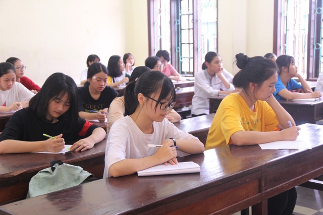 Tuyển sinh lớp 10 tại Nghệ An: Nhiều thí sinh phải chỉnh sửa thông tin trong buổi làm thủ tục thi - 2 Tuyển sinh lớp 10 tại Nghệ An: Nhiều thí sinh phải chỉnh sửa thông tin trong buổi làm thủ tục thi - 2