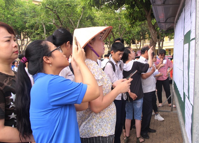Tuyển sinh lớp 10 tại Nghệ An: Nhiều thí sinh phải chỉnh sửa thông tin trong buổi làm thủ tục thi - 3 Tuyển sinh lớp 10 tại Nghệ An: Nhiều thí sinh phải chỉnh sửa thông tin trong buổi làm thủ tục thi - 3