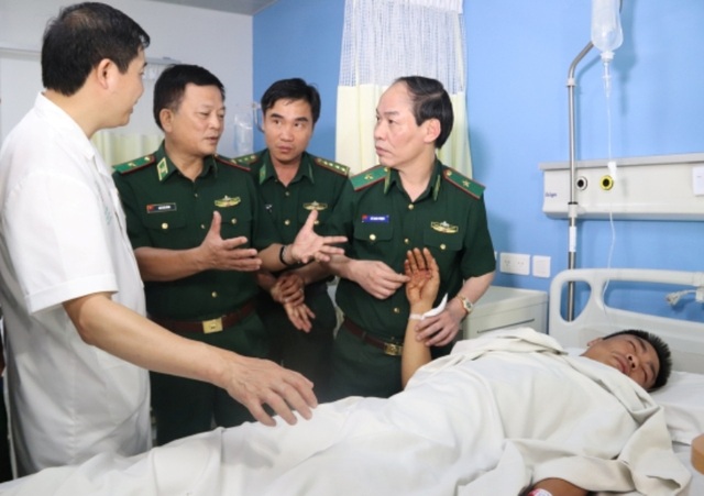 Thăng quân hàm cho 2 cán bộ biên phòng bị thương khi truy bắt tội phạm - 2 Thăng quân hàm cho 2 cán bộ biên phòng bị thương khi truy bắt tội phạm - 2